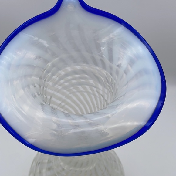 FENTON GLASS JACK IN THE PULPIT WHITE SPIRAL OPALESCENT BLUE TRIM VASE - Picture 5 of 8